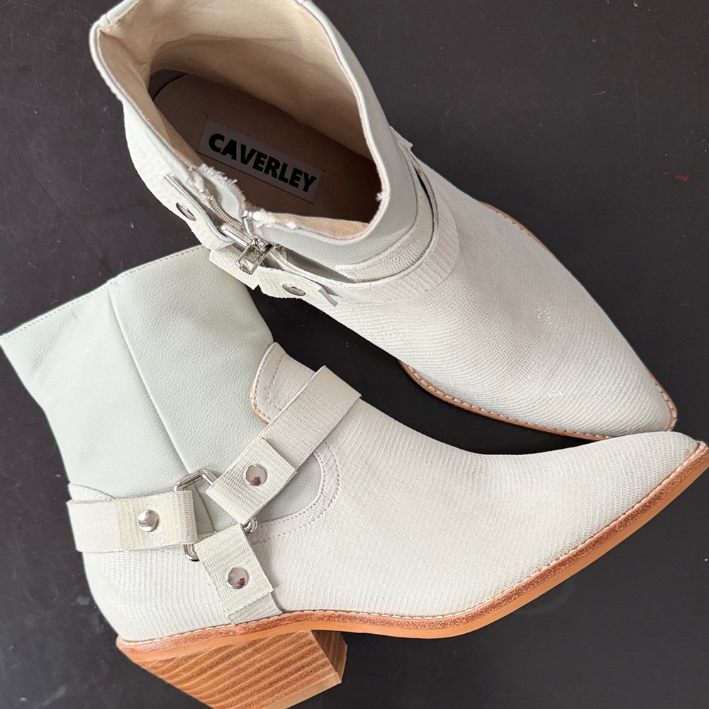 Caverley Women's Leather Cream Ankle Booties msrp $170